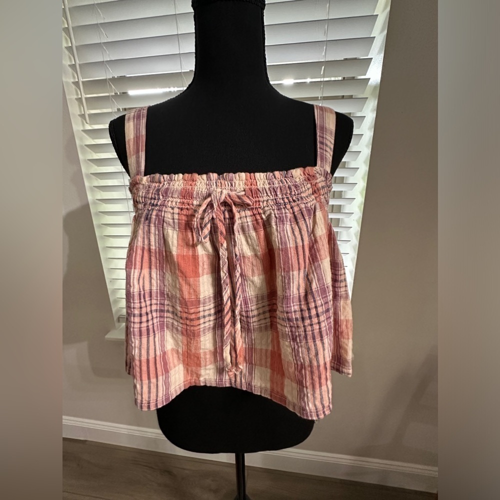 American Eagle cropped top in size medium NWOT.
